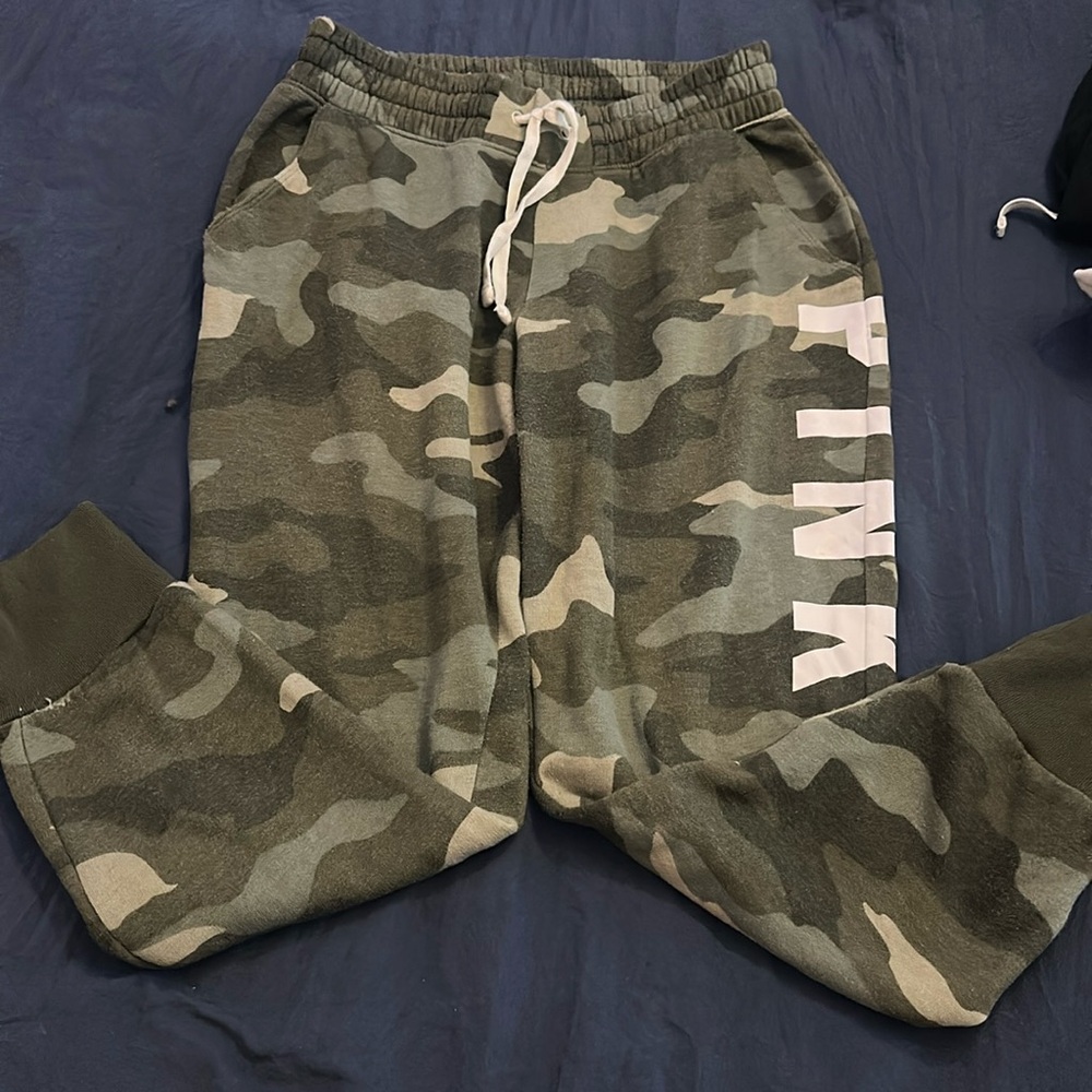 Victoria Secret PINK camo sweat joggers . 


BLACK FRIDAY SALE!!! 1/2 OFF